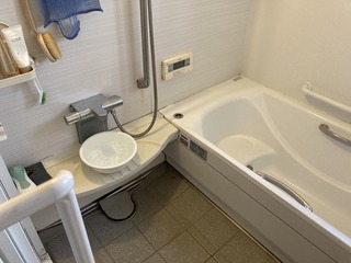 タカラスタンダード製ユニットバス　グローエ水栓の漏水。止水栓はここでした。