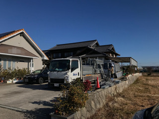 【ブログ更新】木の板で出来た外壁を板金張りに変える工事が始まりました。
