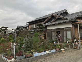 【ブログ更新】数年前に建てた自宅。外壁材は板金にしておけばよかったかな・・・。