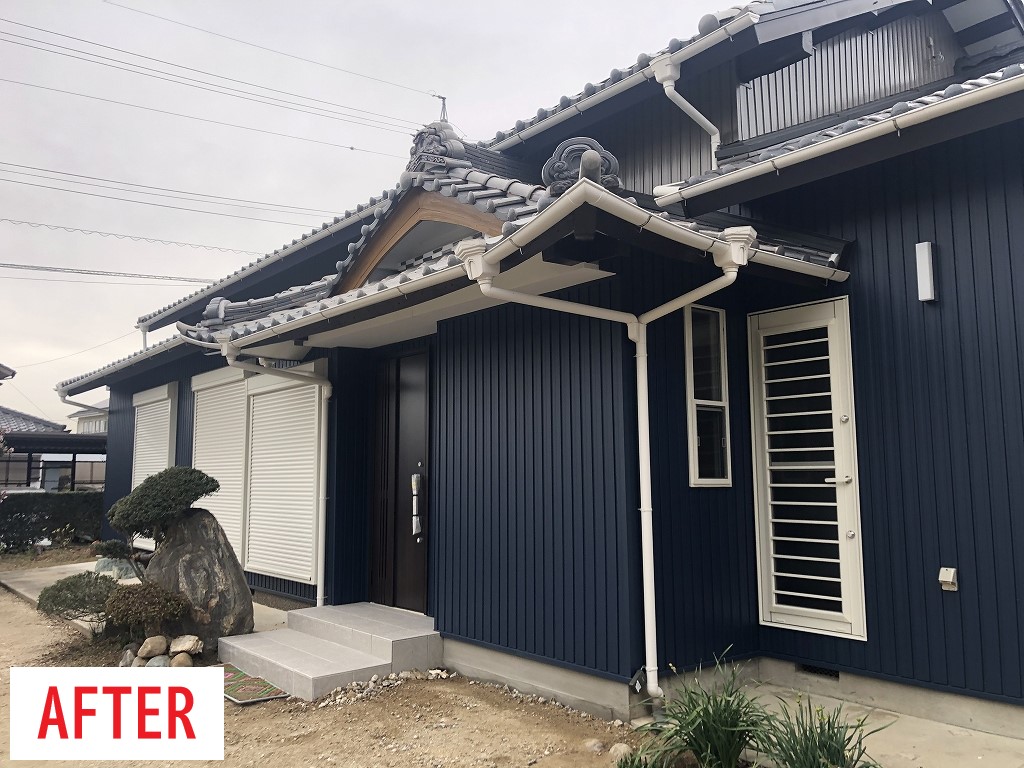 【AFTER】屋根には太陽光発電(5.24kw)を設置。 外壁はダークブルー色のガルバニウム成型鋼板。サッシと樋のホワイトがアクセントに。