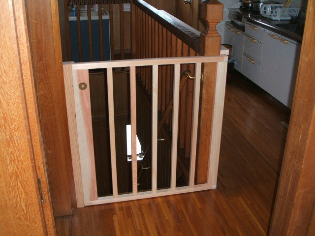 Baby Gates　（赤ちゃん階段転落防止柵）ベビーゲート施工例です。