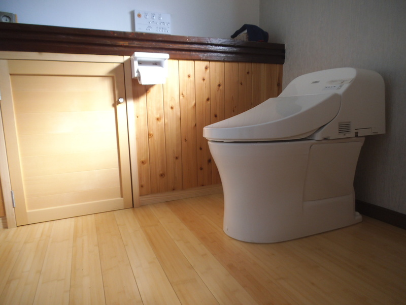 木の香りのするトイレリフォーム　信楽焼の手洗い鉢とタイルの手洗い台　原田建築　事務所 便所