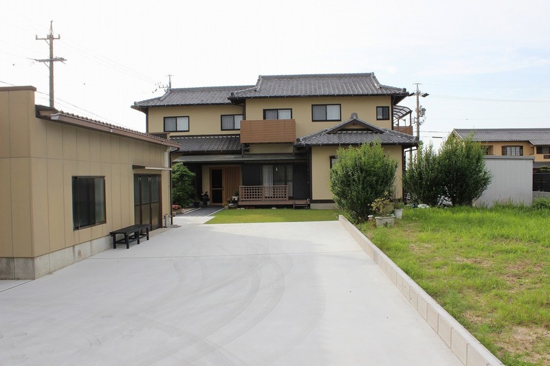 和風住宅に良く合う、跳ね上げ門扉付きガレージ　　　刈谷市小垣江町
